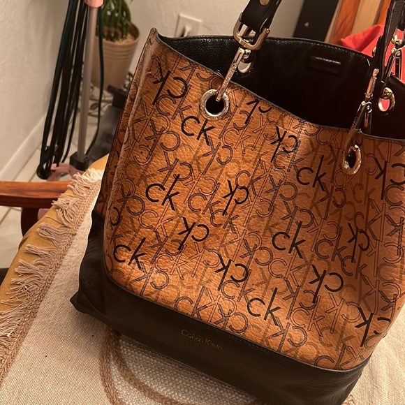 Reversible Calvin Klein Purse - Picture 10 of 12